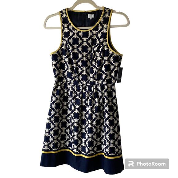 NWT Crown & Ivy Medallion Bee Print Fit and Flare Dress Sleeveless Size 4P - Picture 2 of 11